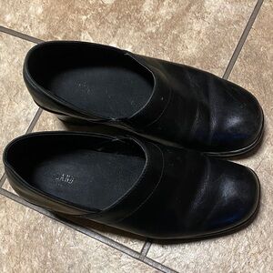 Eastland Black Leather Size 9 Clogs